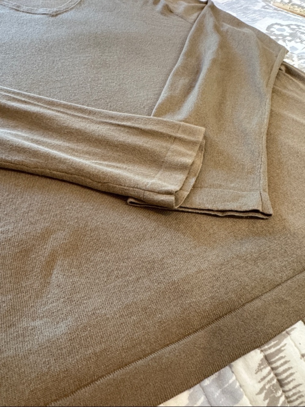 Banana Republic Men's V-Neck cashmere blend Sweater in camel; size XL - Picture 3 of 10